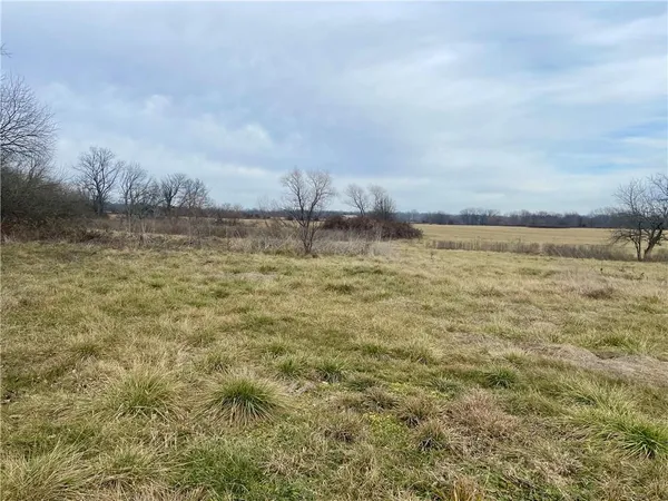 $325,000 | 27820 South State Route 7 Highway, Harrisonville, MO 64701