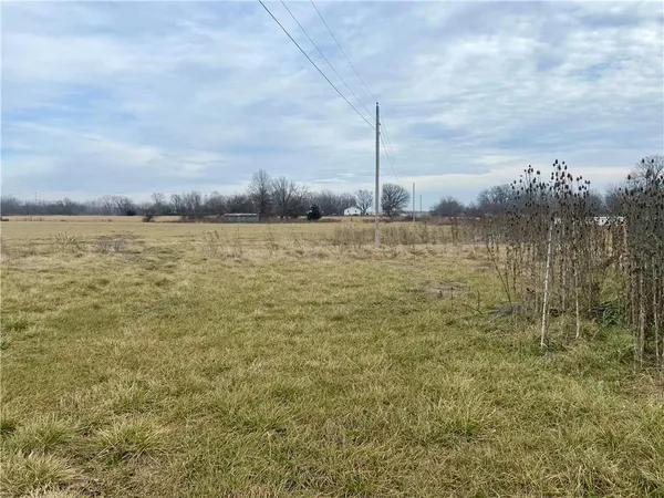 $325,000 | 27820 South State Route 7 Highway, Harrisonville, MO 64701