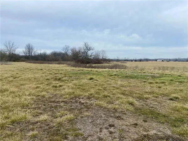 $325,000 | 27820 South State Route 7 Highway, Harrisonville, MO 64701