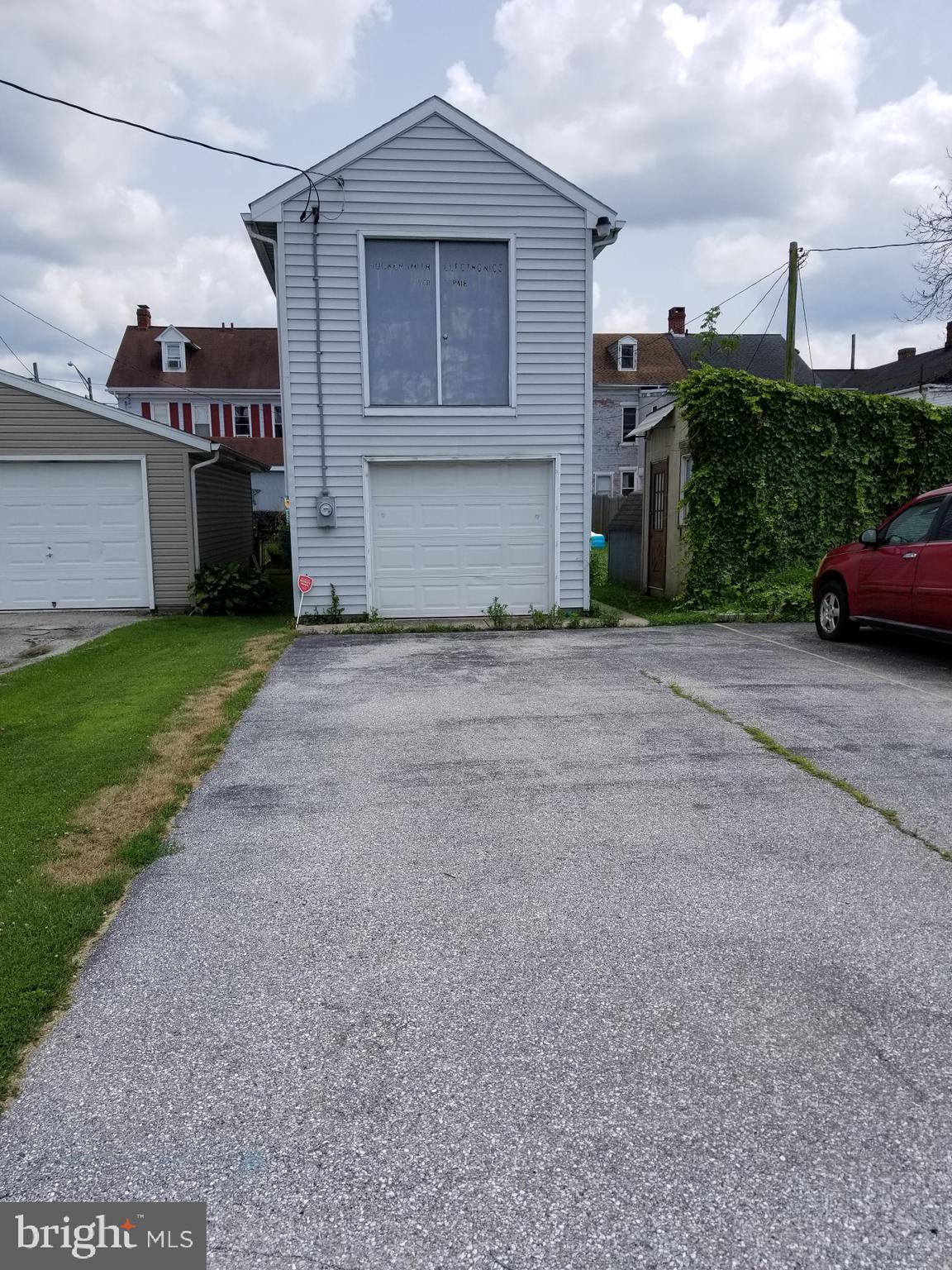 130 East Chestnut Street Hanover, PA 17331 - Photo 14 of 18 130 E. Chestnut St - Garage & Parking