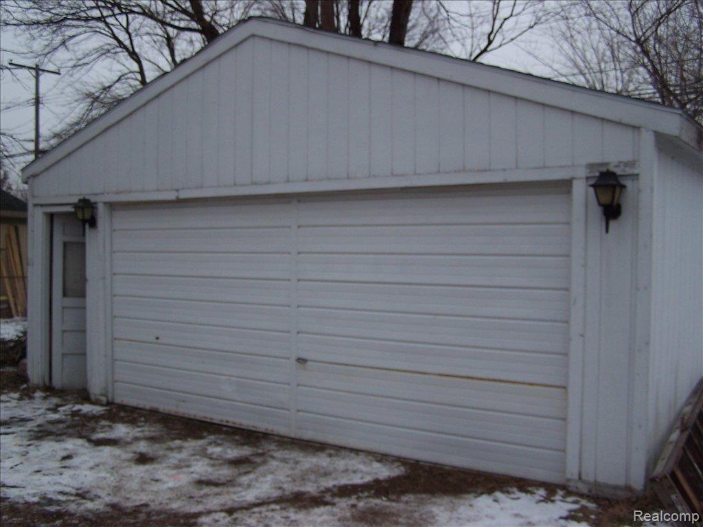 2666 Weaverton Rochester, MI 48307 - Photo 2 of 2 Garage