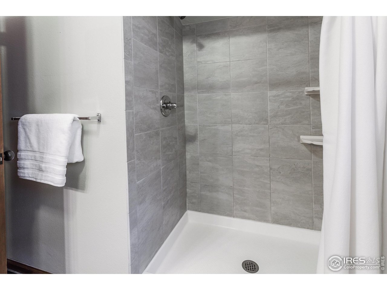 725 Columbia Road Fort Collins, CO 80525 - Photo 25 of 39 Guest bath (upper level)