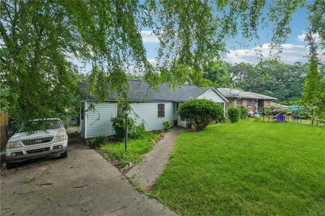 a view of a back yard of the house