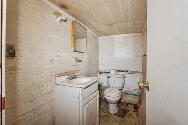 a view of a house with backyard and garden