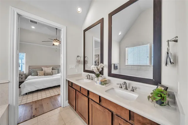 a en suite bathroom with a double vanity sink and mirror