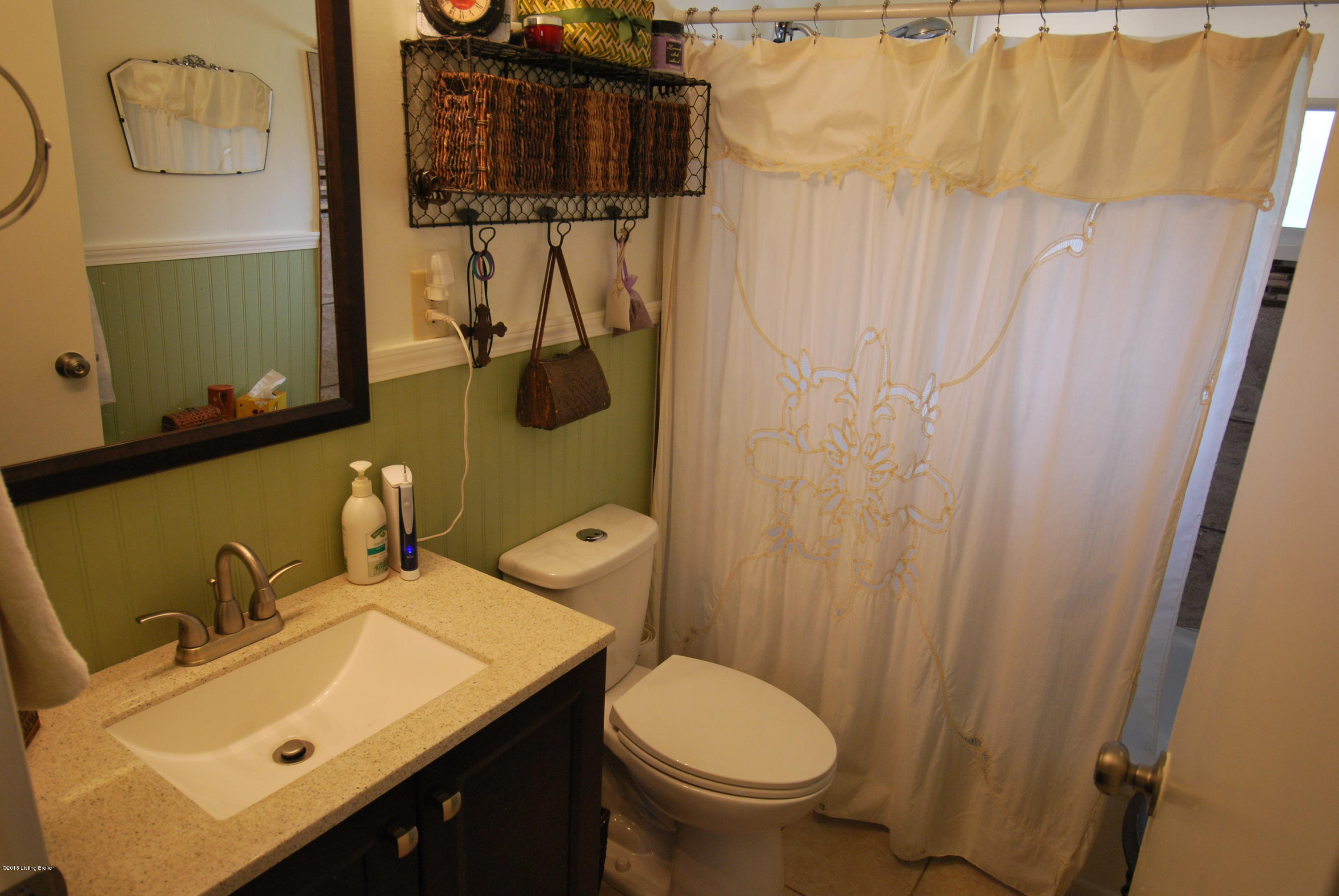 9207 Hunter Road Louisville, KY 40242 - Photo 18 of 36 Bathroom