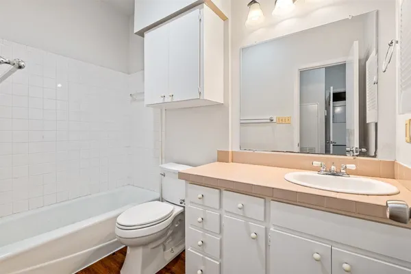 $1,200 | 612 Park Place, Unit 201, Austin, TX 78705