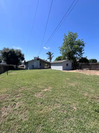 $1,550 | 230 West Pinedale Avenue, Pinedale, CA 93650