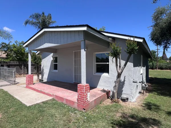 $1,550 | 230 West Pinedale Avenue, Pinedale, CA 93650