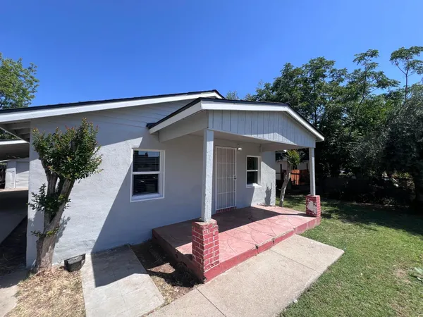 $1,550 | 230 West Pinedale Avenue, Pinedale, CA 93650