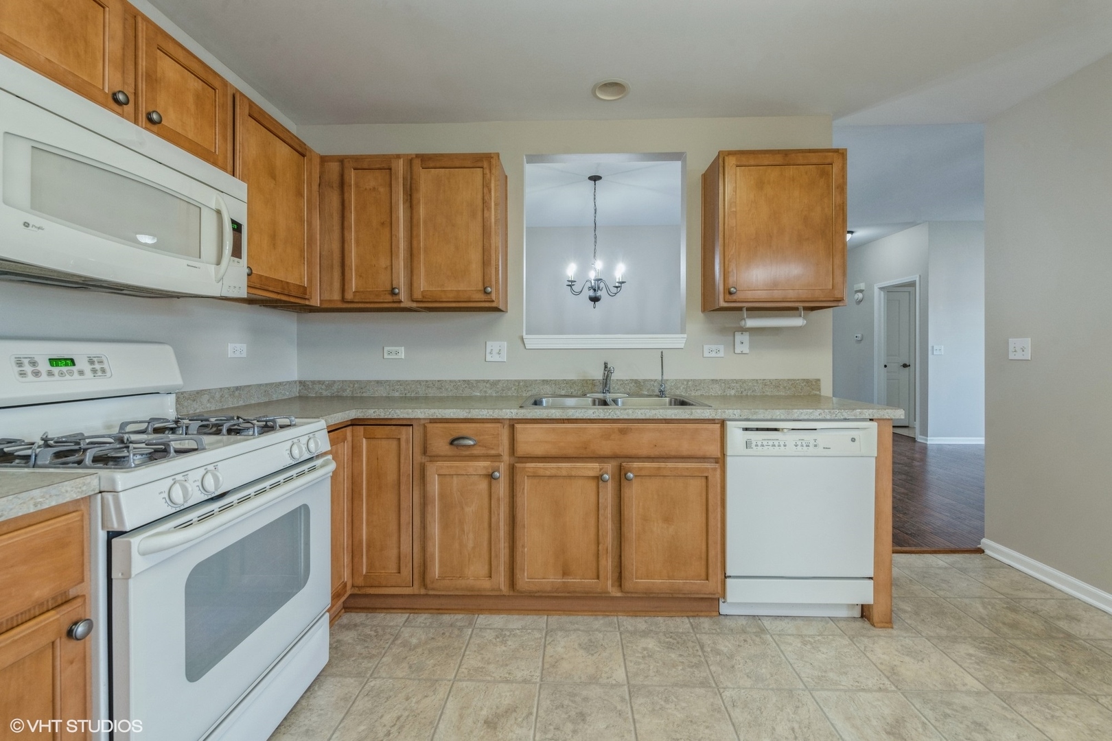 622 South Curran Road Round Lake, IL 60073 - Photo 8 of 25 Gallery Image 8