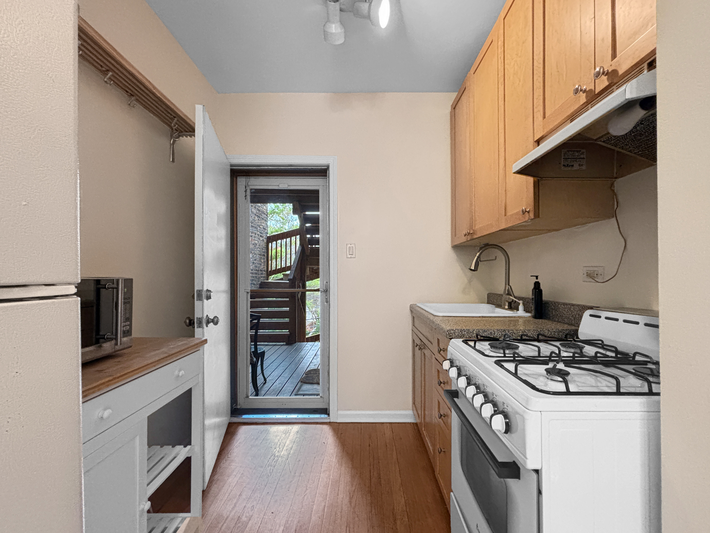 4240 North Clarendon Avenue, Unit 208S Chicago, IL 60613 - Photo 6 of 14 a kitchen with a stove and a white cabinets