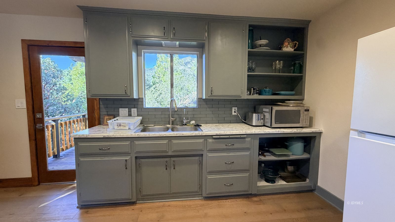 53390 Circle View Drive Idyllwild, CA 92549 - Photo 20 of 22 a room with a stove and a sink