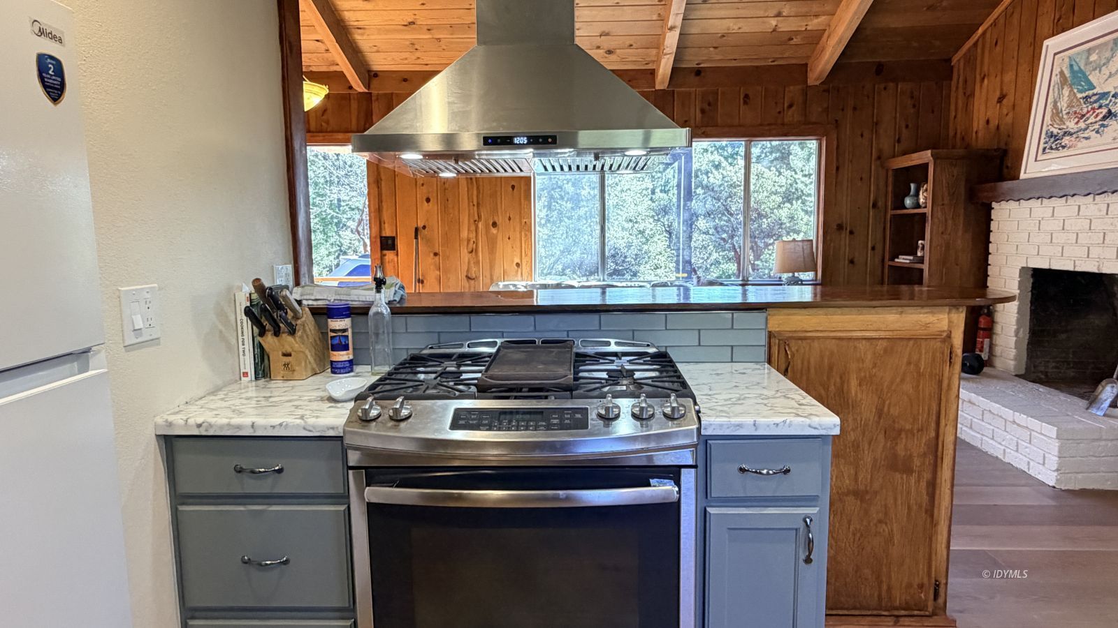 53390 Circle View Drive Idyllwild, CA 92549 - Photo 21 of 22 a stove top oven sitting inside of a kitchen