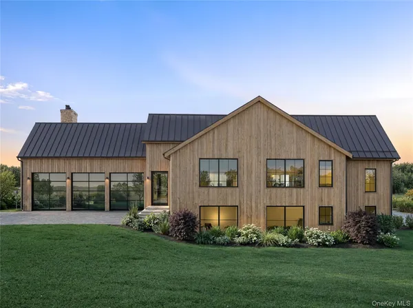 a view of a house with backyard