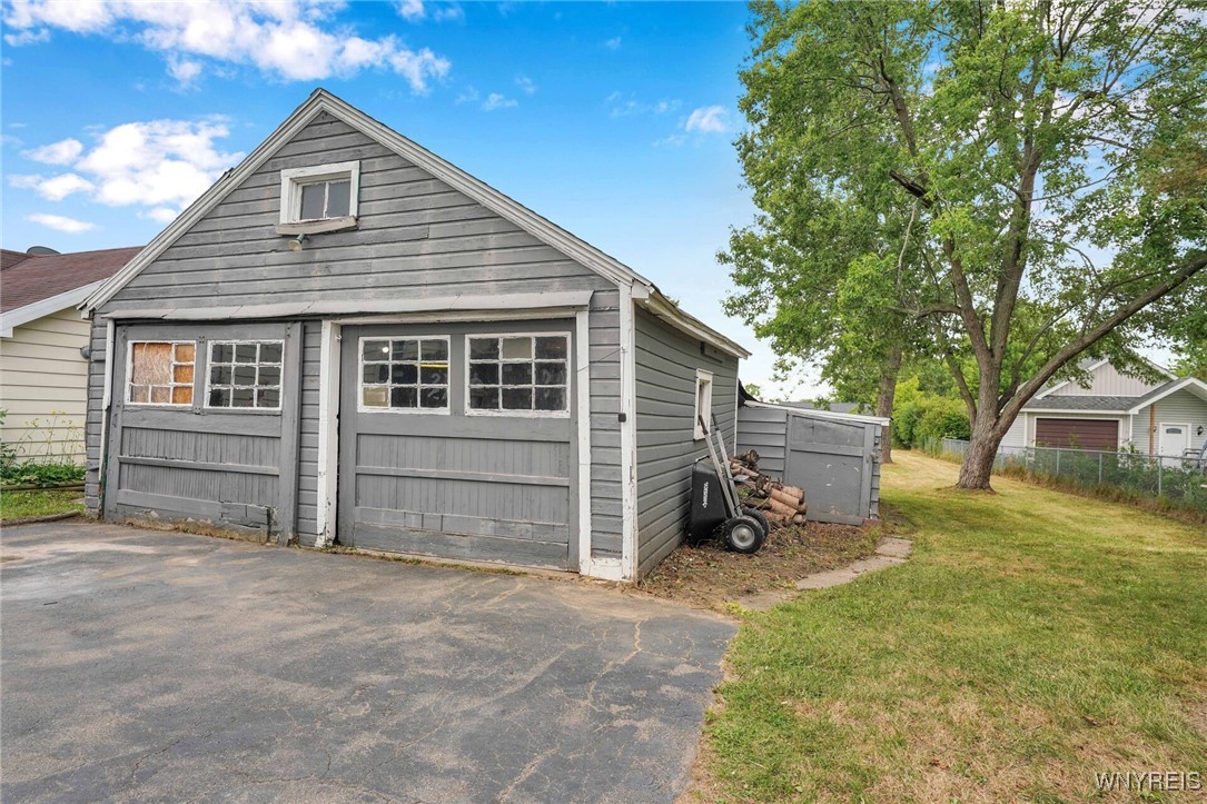 224 Cayuga Road Cheektowaga, NY 14225 - Photo 4 of 28 Garage