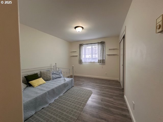 3932 Spruce Street Florence, OR 97439 - Photo 11 of 39 a living room with furniture and a rug