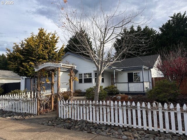 3932 Spruce Street Florence, OR 97439 - Photo 36 of 39 a front view of a house with a garden