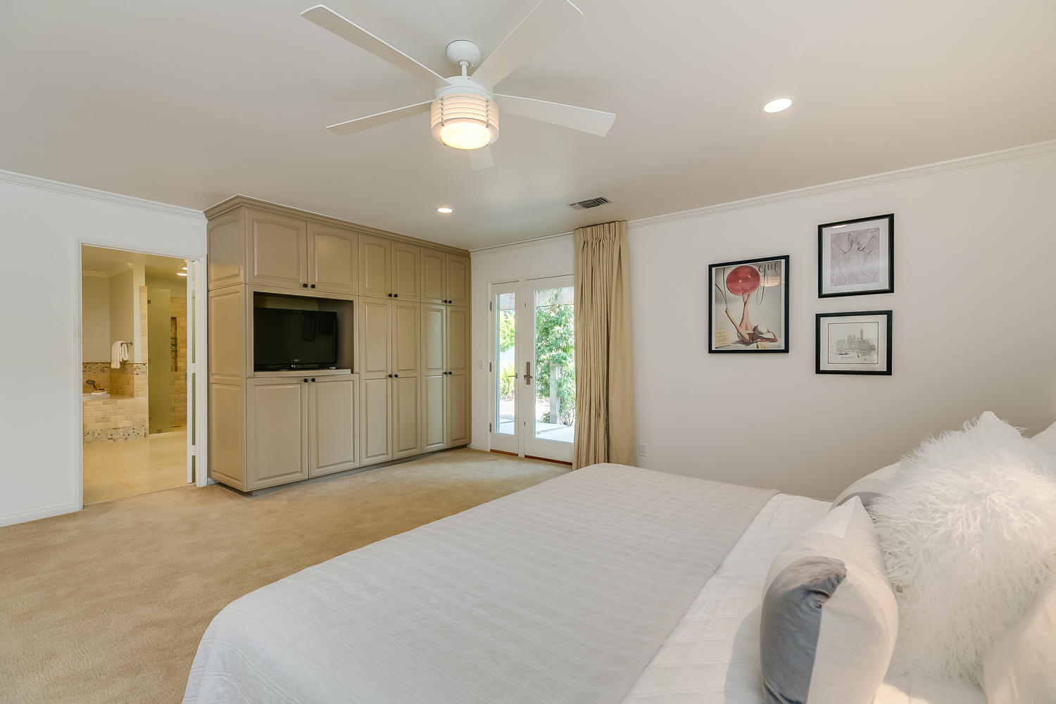 417 Andrew Drive Ojai, CA 93023 - Photo 20 of 31 a bedroom with a large bed and a flat screen tv