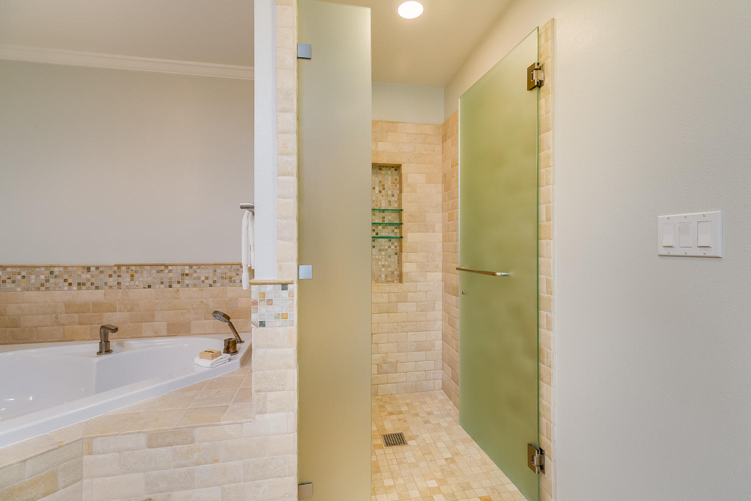 417 Andrew Drive Ojai, CA 93023 - Photo 24 of 31 a bathroom with a bathtub and a shower