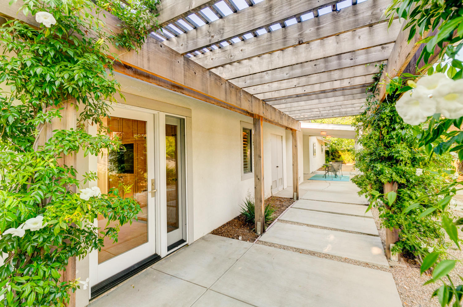 417 Andrew Drive Ojai, CA 93023 - Photo 25 of 31 a porch with seating space