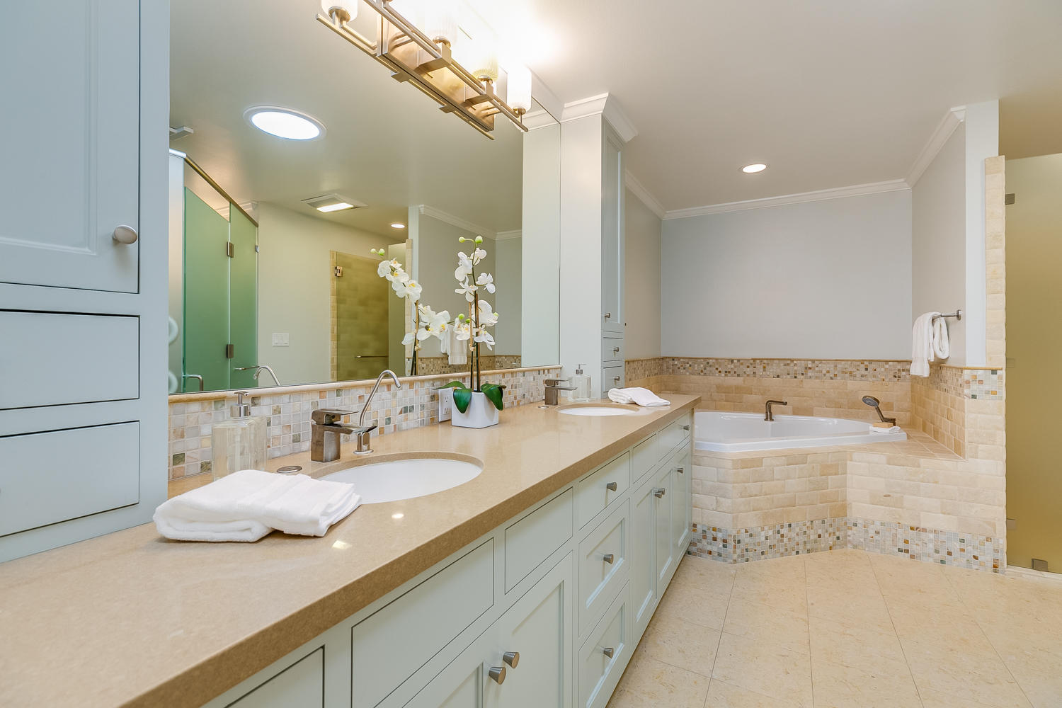417 Andrew Drive Ojai, CA 93023 - Photo 7 of 31 a bathroom with a tub sink and mirror