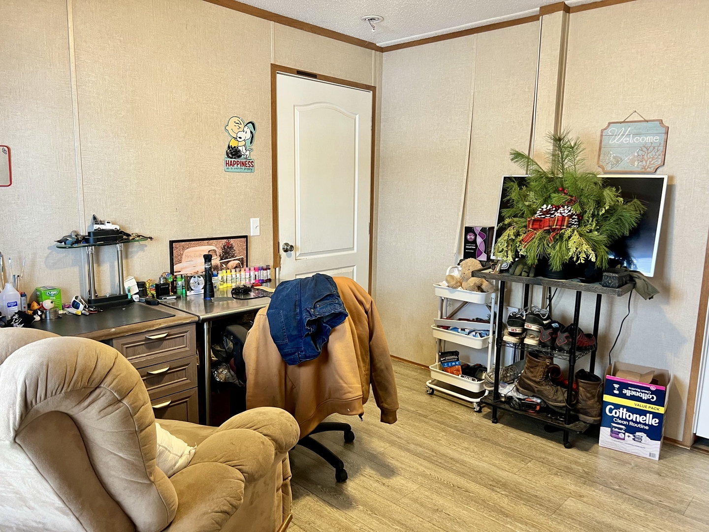 27 Lakeview Road Gays, IL 61928 - Photo 19 of 26 a living room with furniture and a flat screen tv