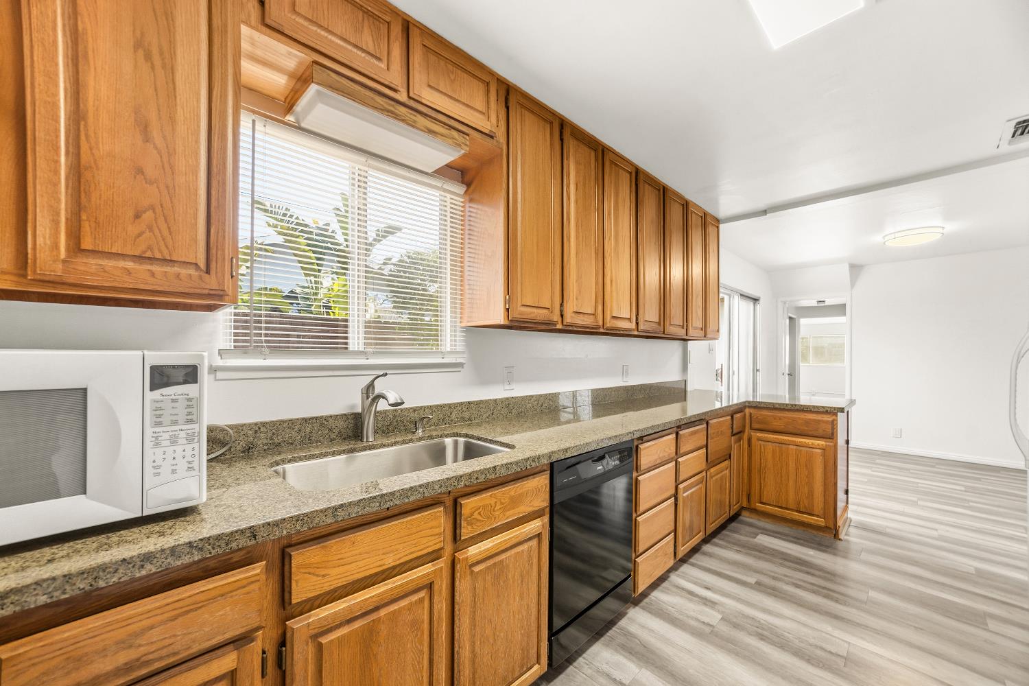 10513 Spaulding Way Rancho Cordova, CA 95670 - Photo 12 of 31