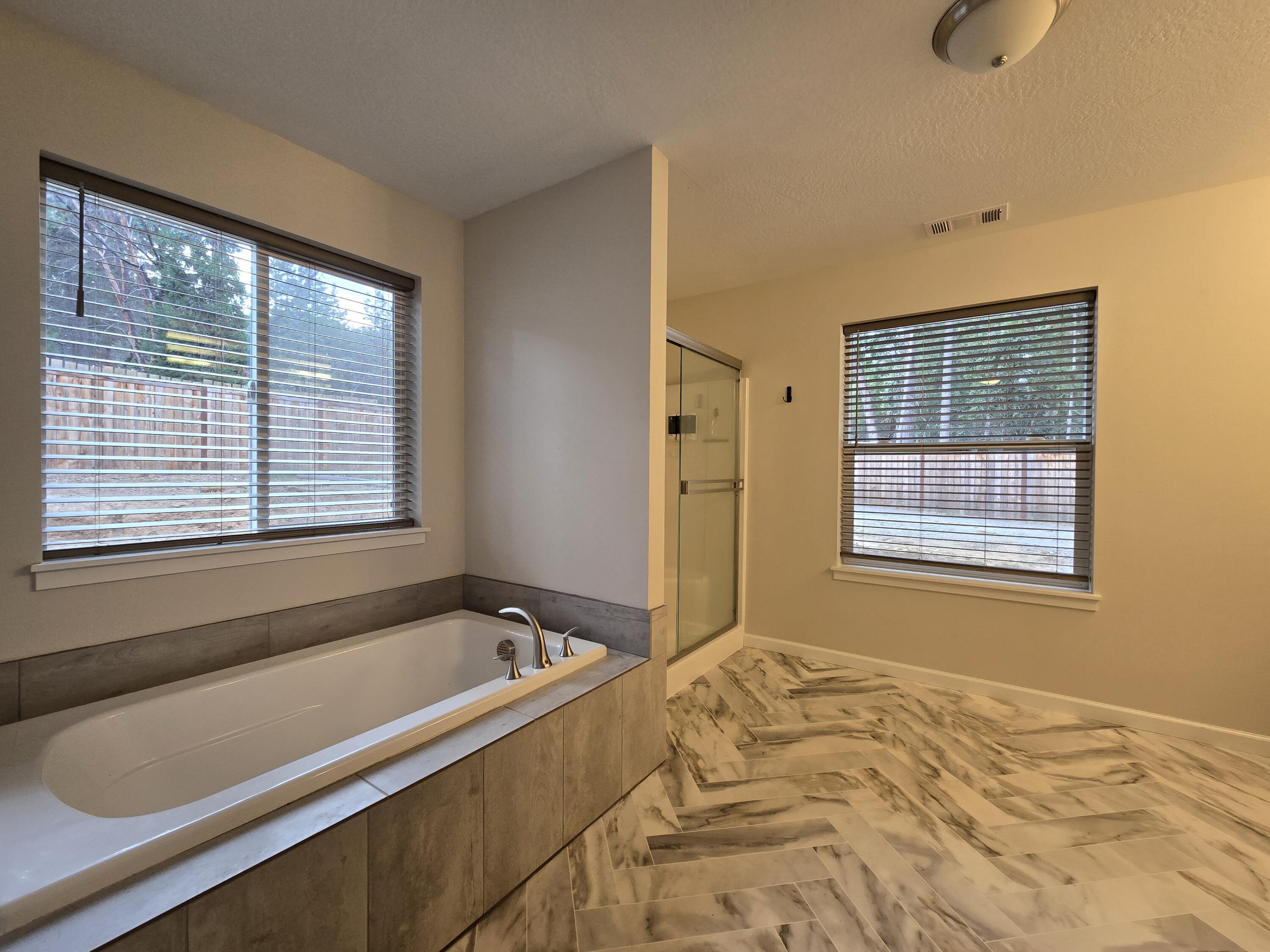 588 Upper Applegate Road Jacksonville, OR 97530 - Photo 27 of 53 master bath tub