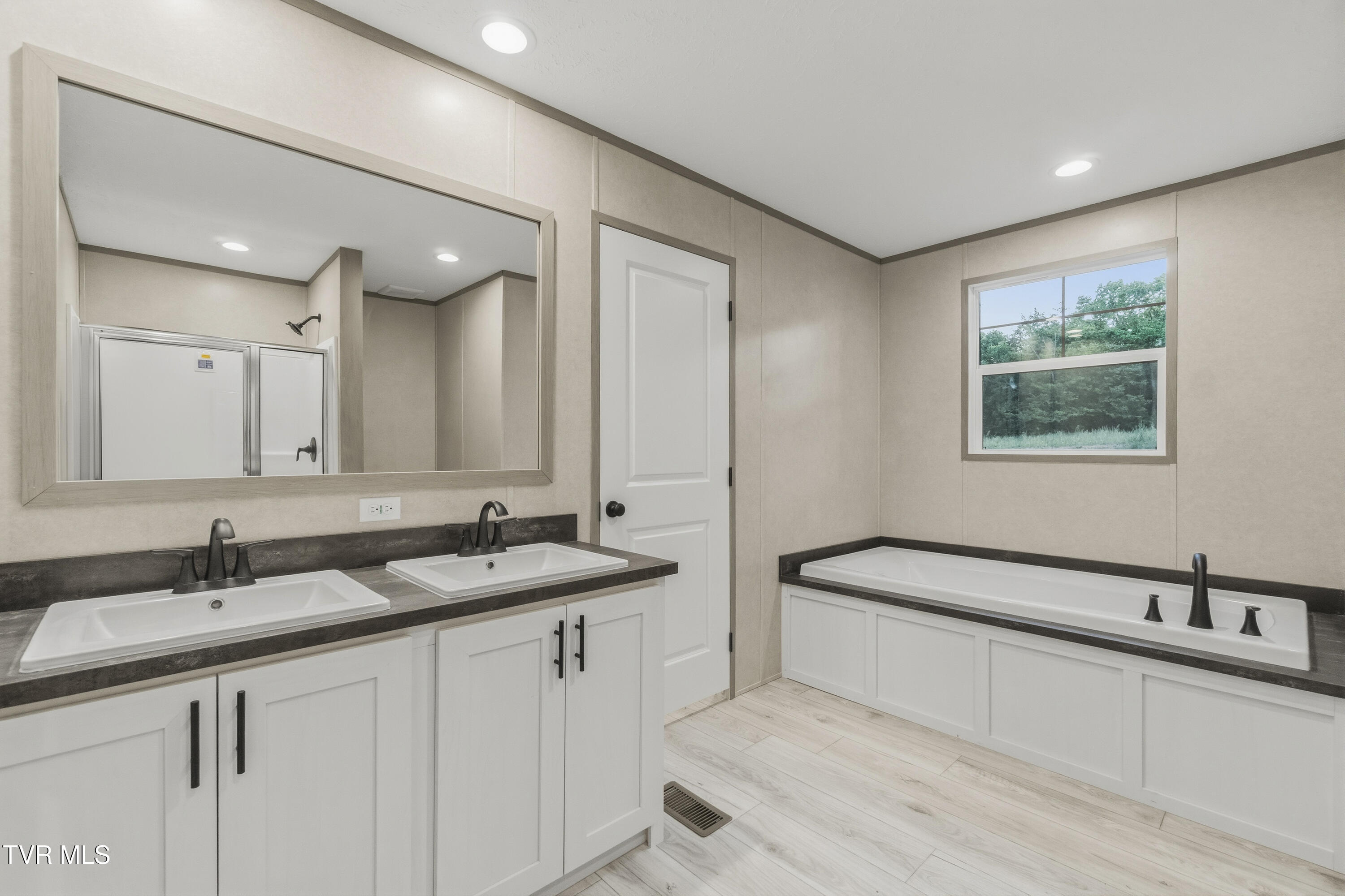 555 McDonald Road Midway, TN 37809 - Photo 4 of 38 Master Bathroom