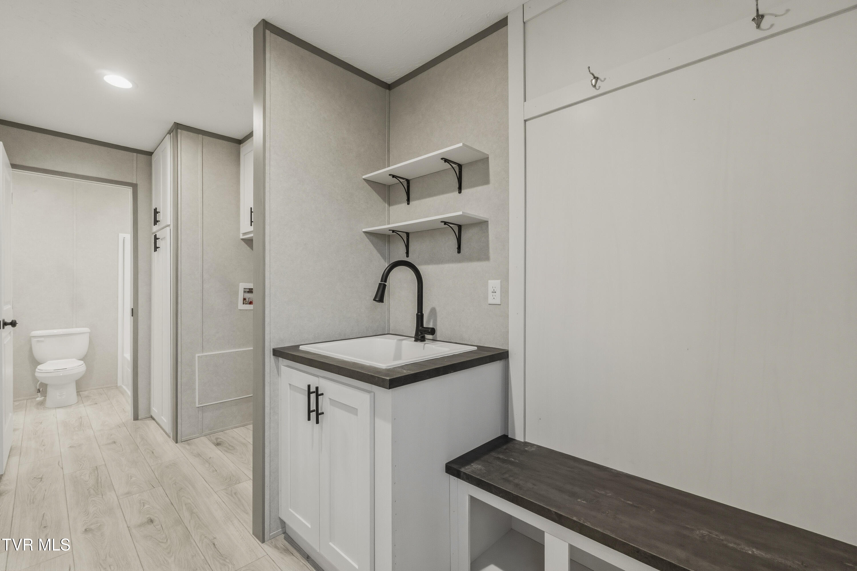 555 McDonald Road Midway, TN 37809 - Photo 5 of 38 Mudroom/Laundry