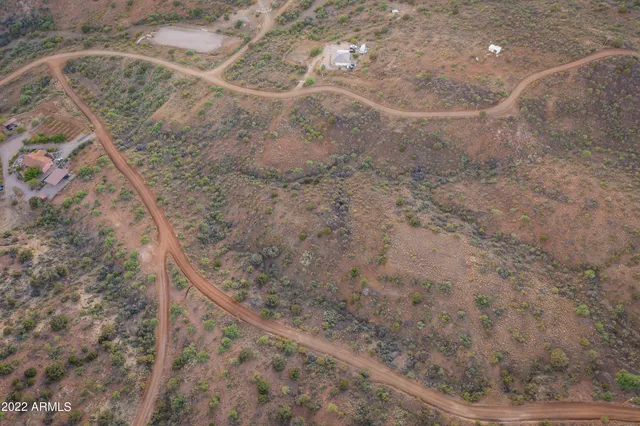 a view of a dry yard