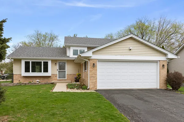 $415,000 | 322 Hickory Oaks Drive, Bolingbrook, IL 60490