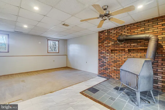 a view of livingroom with workspace and a ceiling fan