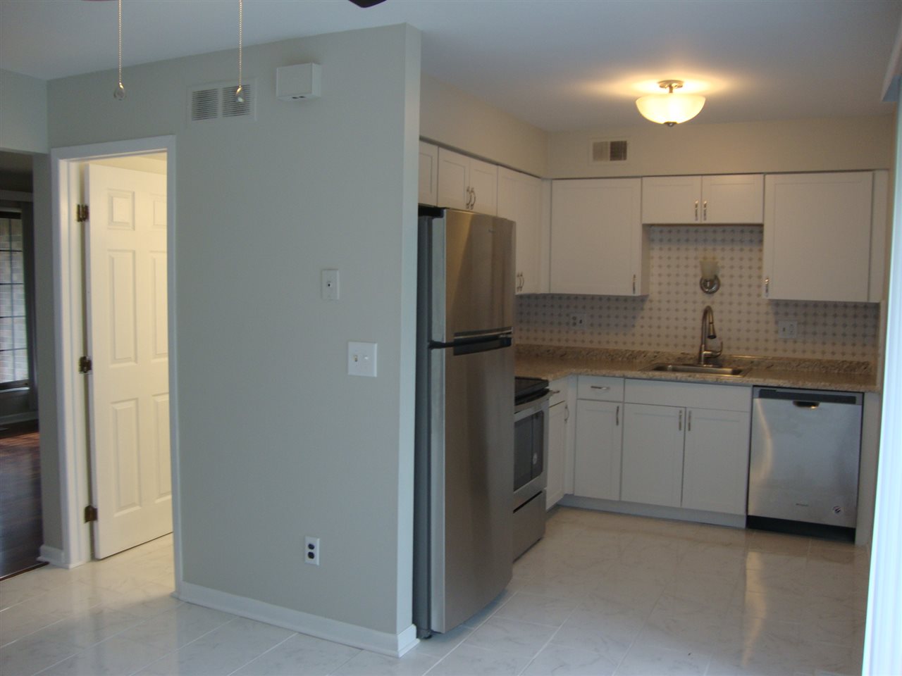 24678 Chalk Farm Road North Warren, MI 48091 - Photo 9 of 37 31391860-8.JPG