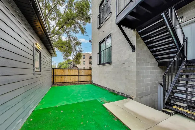 a view of backyard with a garden