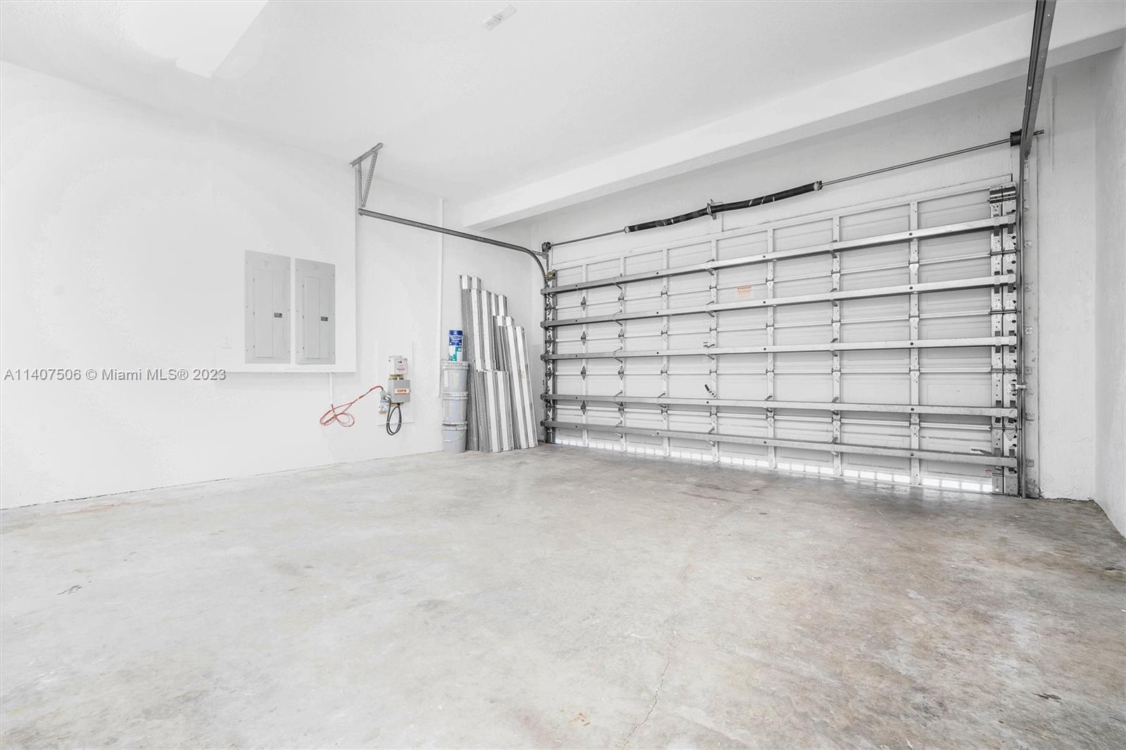 Tamiami Miami, FL 33184 - Photo 46 of 46 a view of empty room with white walls