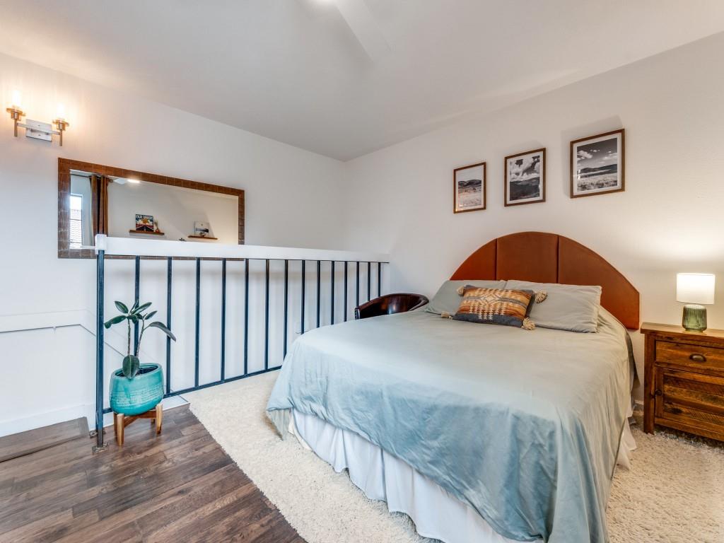 5200 Martel Avenue, Unit 6Q Dallas, TX 75206 - Photo 14 of 32 a bedroom with a bed and a painting on the wall