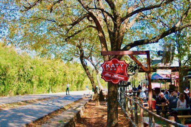 5200 Martel Avenue, Unit 6Q Dallas, TX 75206 - Photo 29 of 32 a view of a street with a tree