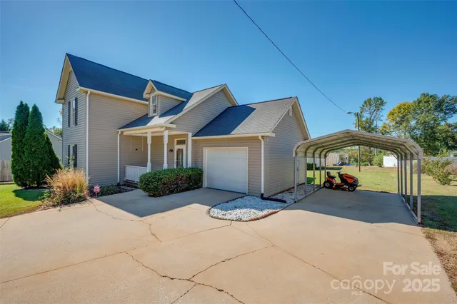 a view of a house with backyard