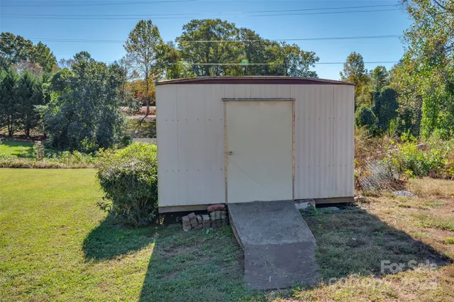 a front view of house with yard and entertaining space
