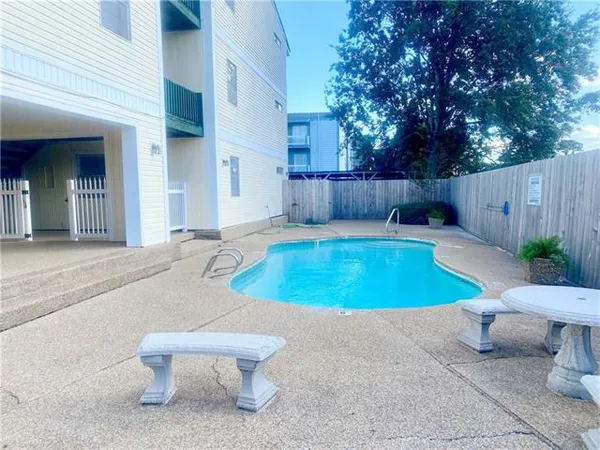 $950 | 2300 Pasadena Avenue, Unit 305, Metairie, LA 70001