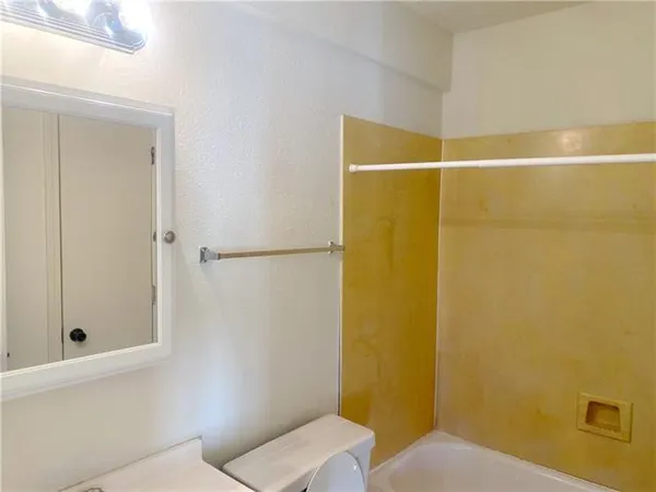 $950 | 2300 Pasadena Avenue, Unit 305, Metairie, LA 70001