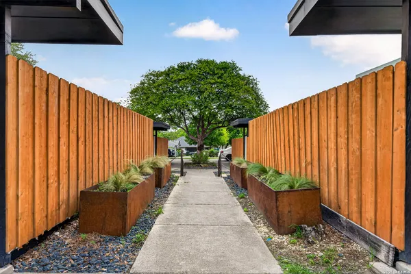 $875 | 600 Gentleman Road, Unit 1, Balcones Heights, TX 78201