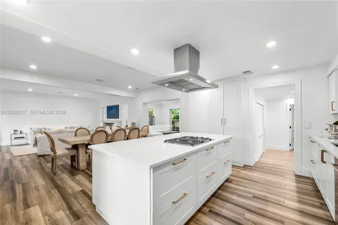 $4,695,000 | 5236 Pine Tree Drive, Miami Beach, FL 33140