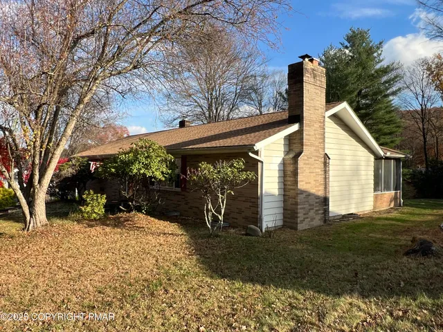 a view of a house with a yard
