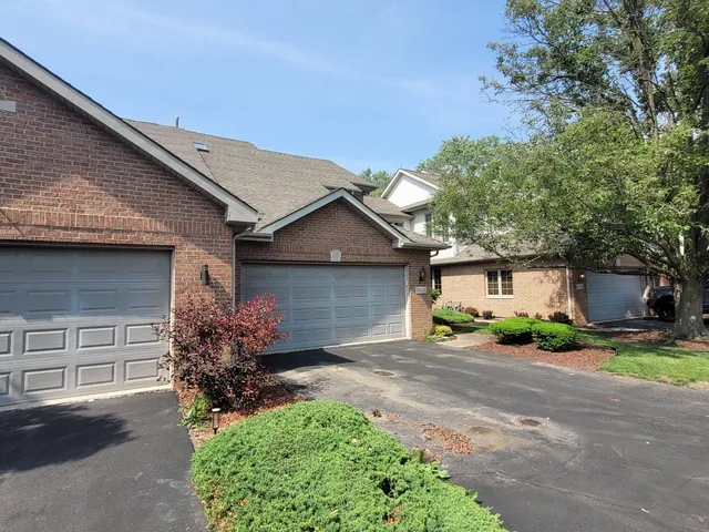 $299,500 | 18324 Pond View Court, Tinley Park, IL 60477
