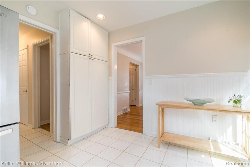 1911 Littlestone Road Grosse Pointe Woods, MI 48236 - Photo 12 of 33