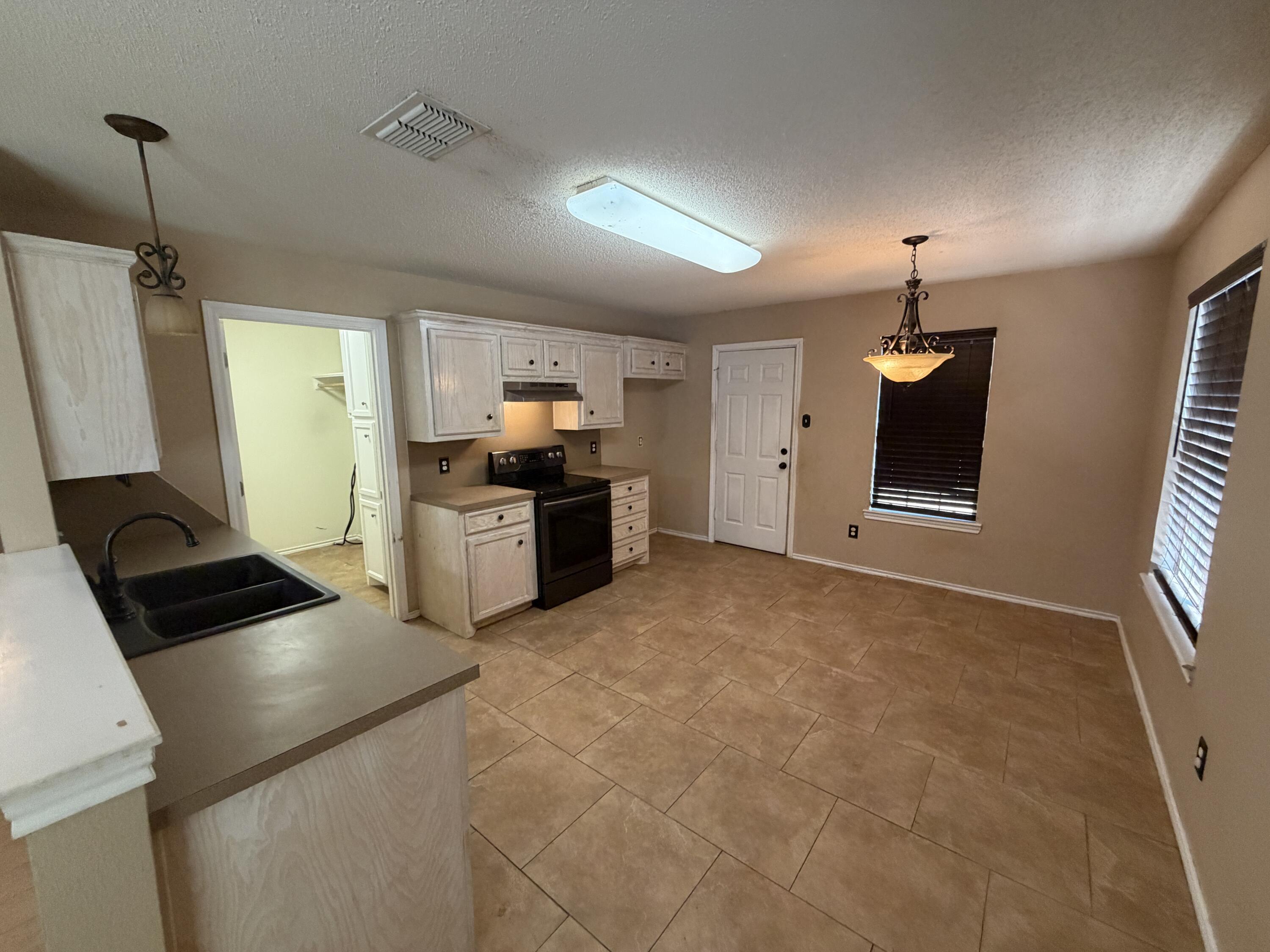 1430 78th Street Lubbock, TX 79423 - Photo 2 of 14 Kitchen Eating