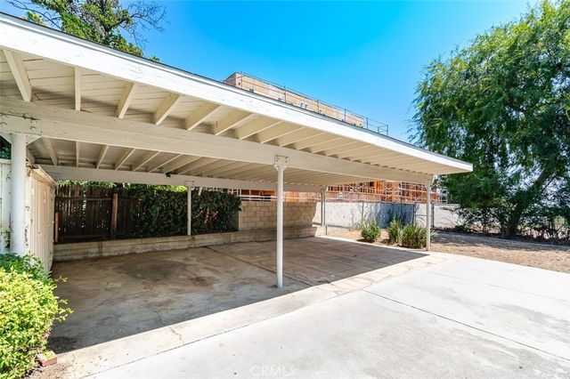 a view of a house with backyard and garage